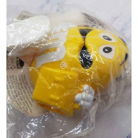 Burger King M&M’s Vintage Plastic Yellow Sitting Toy Figure 1997 - Picture 4 of 4
